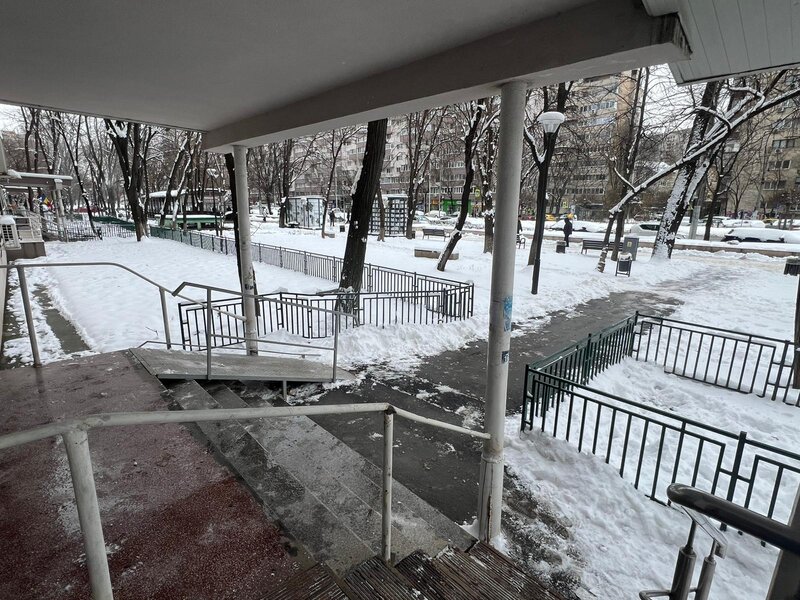 Piata Veteranilor, Militari, Iuliu Maniu, 50 m fata de metrou Lujerului.