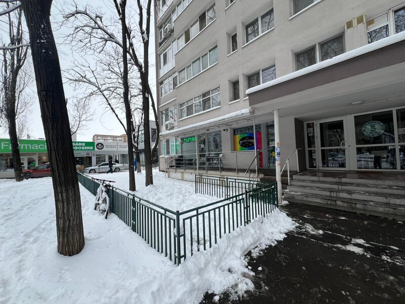 Piata Veteranilor, Militari, Iuliu Maniu, 50 m fata de metrou Lujerului.