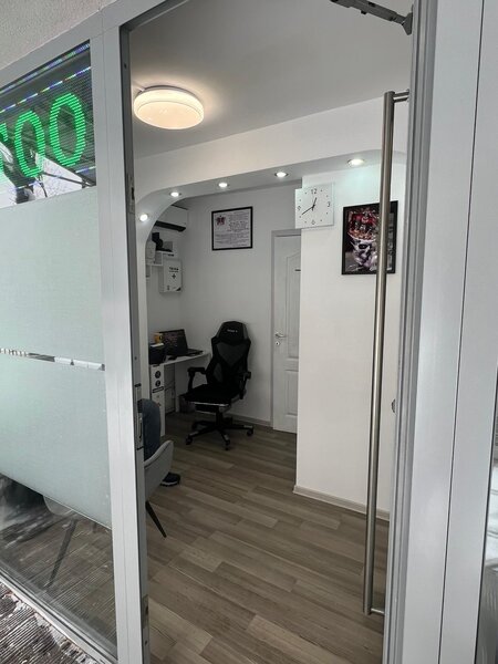 Piata Veteranilor, Militari, Iuliu Maniu, 50 m fata de metrou Lujerului.